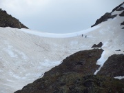 08 Escursionisti su una cornice di neve
